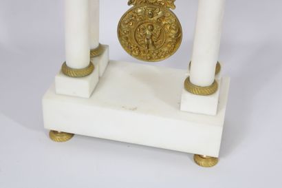 Portico clock in white marble with gilt bronze...