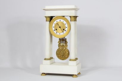 Portico clock in white marble with gilt bronze...