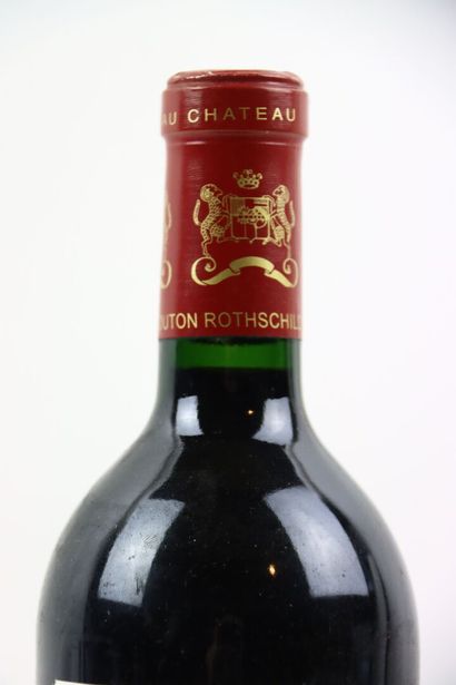 1 bouteille de PAUILLAC 2001 du Château MOUTON-ROTHSCHILD...