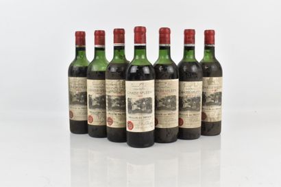 7 bouteilles de MOULIS EN MEDOC 1964 du Château...