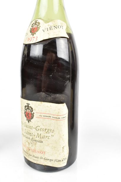 Réunion de 3 bouteilles de NUITS-SAINT-GEORGES...