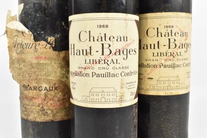 Réunion de 3 bouteilles de Bordeaux : 
-...