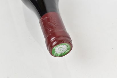 Réunion de 3 bouteilles de la Côte de Nuits...
