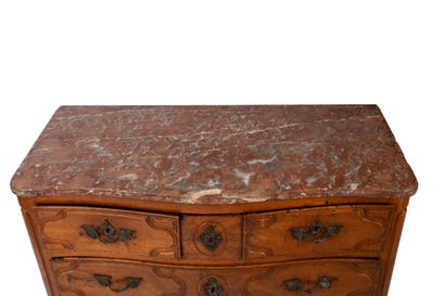 Commode en noyer mouluré et sculpté ouvrant...