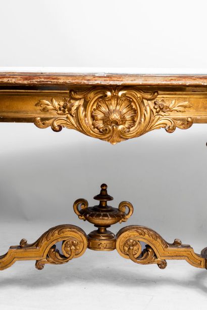 Table de milieu en bois sculpté et doré à...
