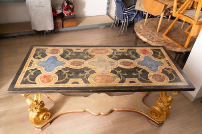 Importante table de milieu en bois mouluré...