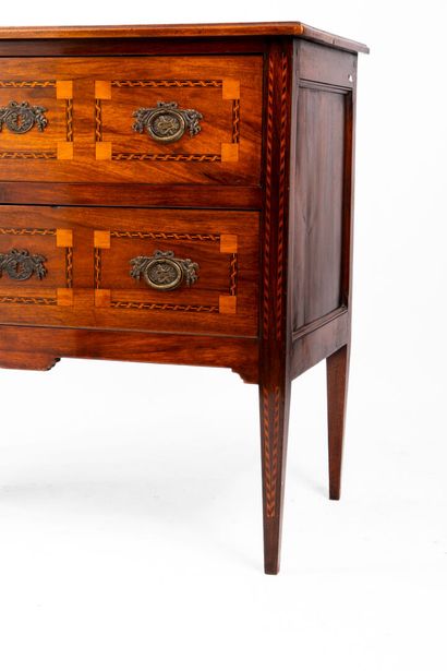 Petite commode en bois de placage et décor...