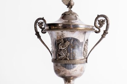 Vase couvert en argent. Le corps est orné...