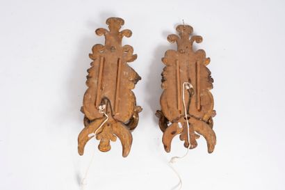 Paire d'appliques en bois et stuc doré à...