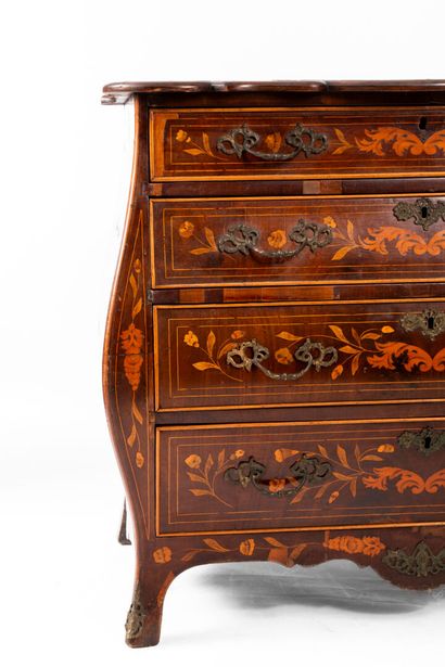 Commode en bois de placage à décor en bois...