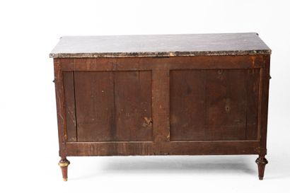 Commode en placage d'acajou, ouvrant par...