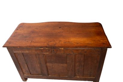 Commode en noyer mouluré et sculpté, ouvrant...