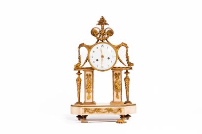 Pendule portique en marbre blanc, bronze...
