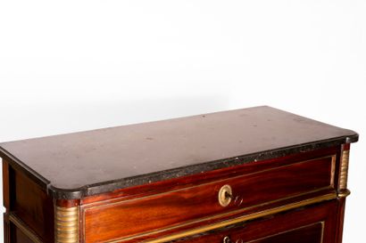 Secrétaire en placage d'acajou ouvrant par...