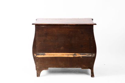 Commode en bois de placage à décor en bois...