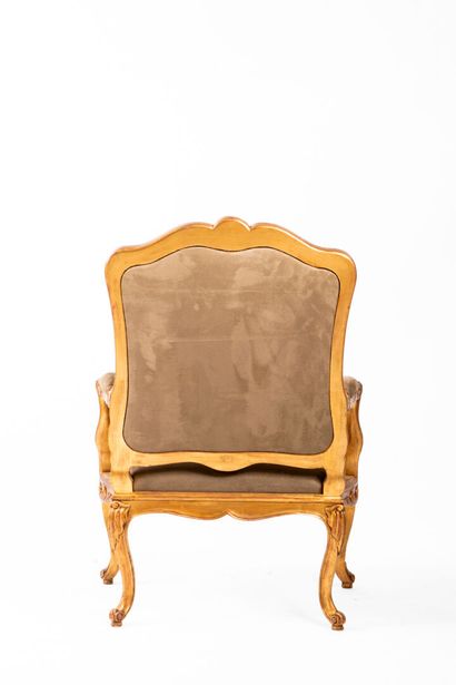 Paire de fauteuils en bois doré à décor de...