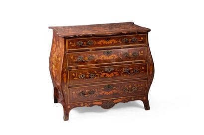 Commode en bois de placage à décor en bois...