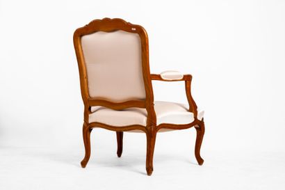 Paire de fauteuils en bois mouluré et sculpté...