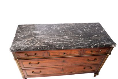 Commode en placage d'acajou, ouvrant par...