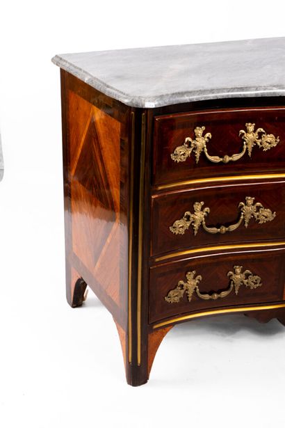 Commode en marqueterie de bois exotique ouvrant...