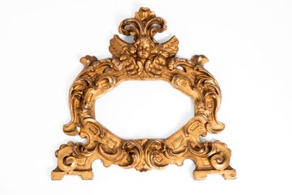 Cadre en bois et stuc doré à décor de volutes...