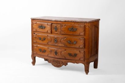 Commode en noyer mouluré et sculpté ouvrant...