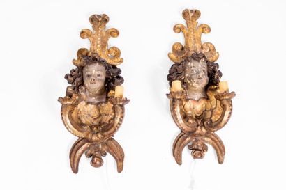 Paire d'appliques en bois et stuc doré à...