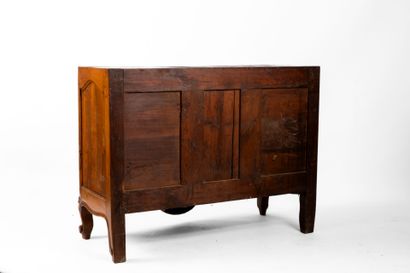 Commode en noyer mouluré et sculpté ouvrant...