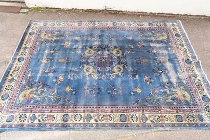CHINA.
Large rectangular carpet in polychrome...