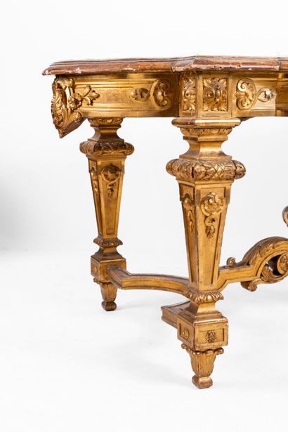 Table de milieu en bois sculpté et doré à...