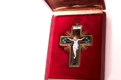 Croix pendentif représentant le christ crucifié...