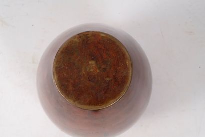 20th century school.
Bronze vase with floral...
