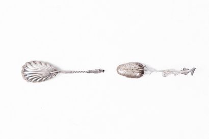 CHINA.
Set of two foreign silver spoons,...