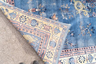 CHINA.
Large rectangular carpet in polychrome...