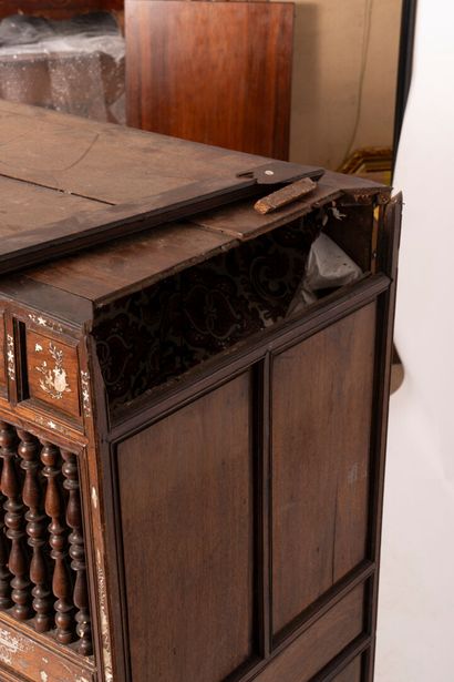 Cabinet in wood and marquetry decorated with...