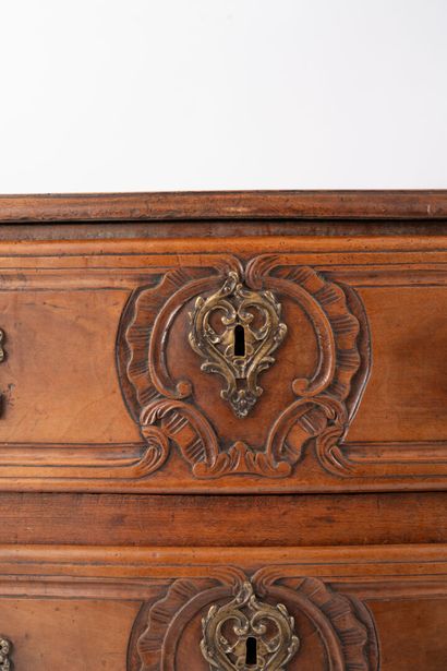 Commode lyonnaise en bois mouluré et sculpté,...