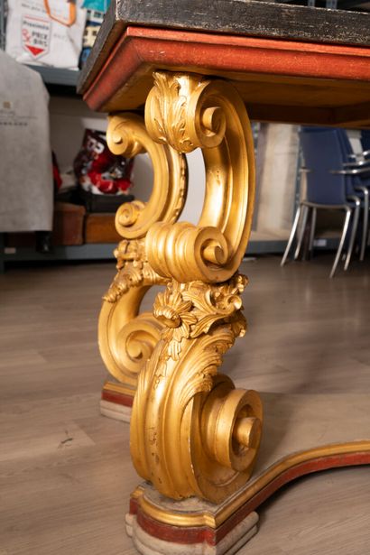 Importante table de milieu en bois mouluré...