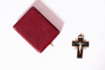 Croix pendentif représentant le christ crucifié...