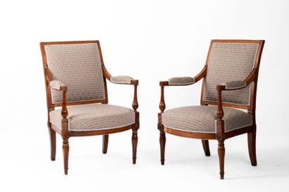 Paire de fauteuils en bois mouluré et sculpté...