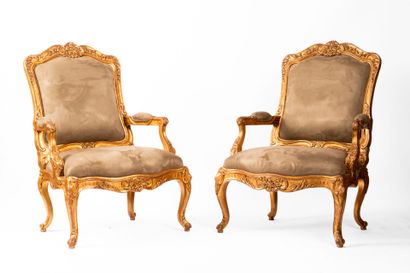 Paire de fauteuils en bois doré à décor de...