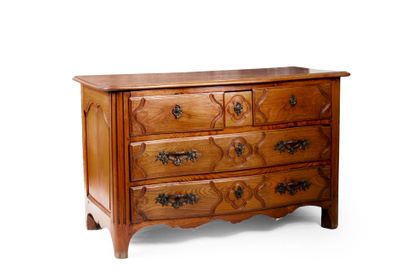 Commode en noyer mouluré et sculpté, ouvrant...