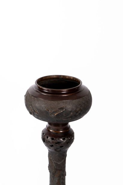 CHINA.
Large bronze floor lamp richly decorated...