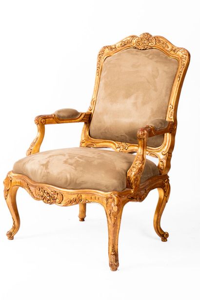 Paire de fauteuils en bois doré à décor de...