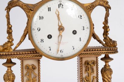 Pendule portique en marbre blanc, bronze...
