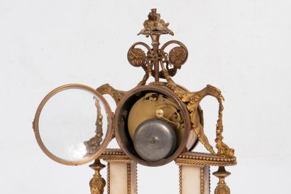 Pendule portique en marbre blanc, bronze...