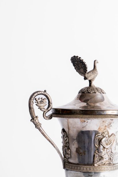 Vase couvert en argent. Le corps est orné...