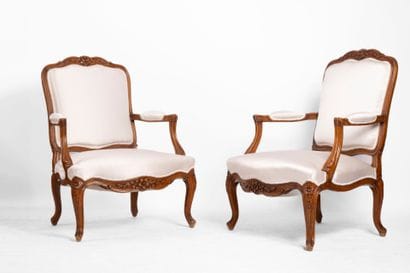 Paire de fauteuils en bois mouluré et sculpté...