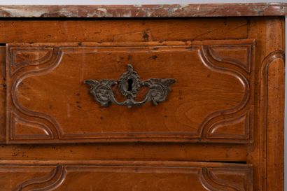 Commode en noyer mouluré et sculpté ouvrant...