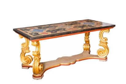 Importante table de milieu en bois mouluré...