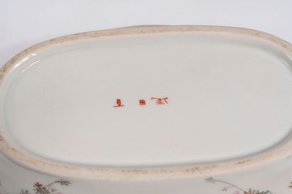 Ceramic dinnerware set with Japanese decor...
